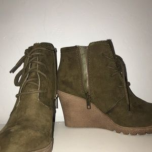 Women’s olive green suede wedge booties size 7 1/2